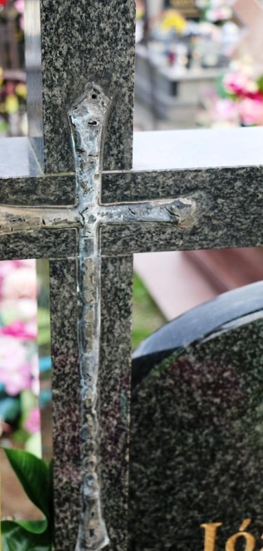 Demolka na cmentarzu we Wzdole Rządowym! Zniszczono 88 krzyży [ZDJĘCIA]