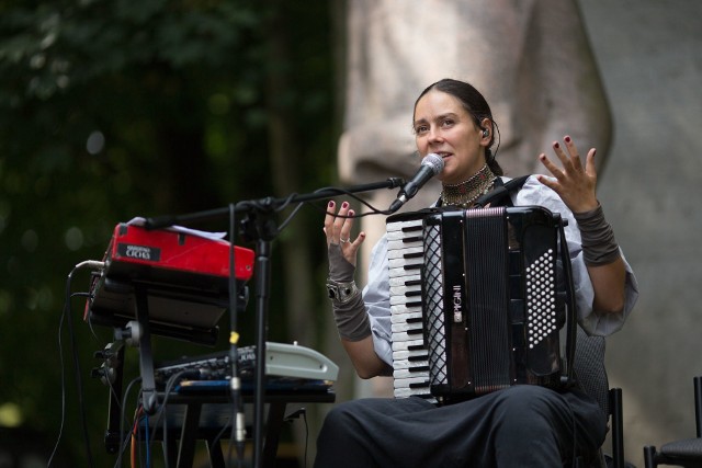 Karolina Cicha zagrała w niedzielę w parku Waldorffa podczas przedostatniego koncertu w ramach Garden Party u Karola.