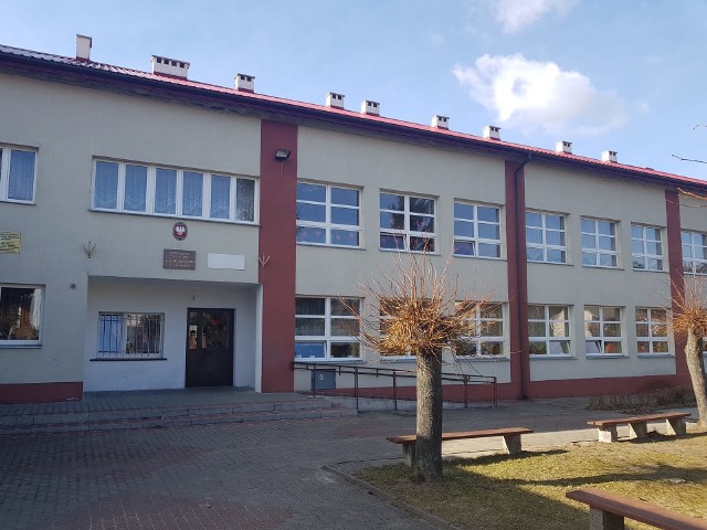 Kolejne osoby zakaziły się w Gielniowie po tym, jak w miejscowej szkole podstawowej wykryto koronawirusa.