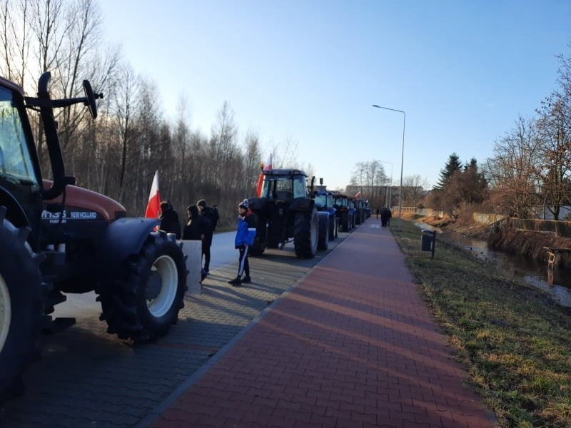 Ciągniki na ulicach Kozienic. Blokada dróg 48 i 79. Wielki...