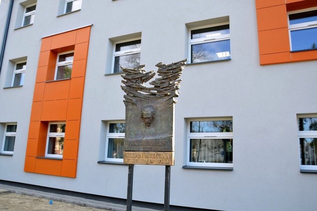 Front Szkoły Muzycznej w Stalowej Woli z tablicą z płaskorzeźbą głowy Ignacego Jana Paderewskiego
