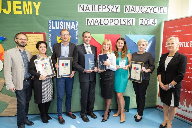 Podczas uroczystego wręczenia nagród w plebiscycie na najlepszego nauczyciela Małopolski stoją od lewej: redaktor naczelny „Dziennika Polskiego” Marek Kęskrawiec, nauczyciele: Elżbieta Wierzbicka, Marcin Koczara, Wojciech Broński, Renata Długosz, Aneta Hachlica, Alicja Gałęziowska oraz Iwona Grelowska z Urzędu Marszałkowskiego