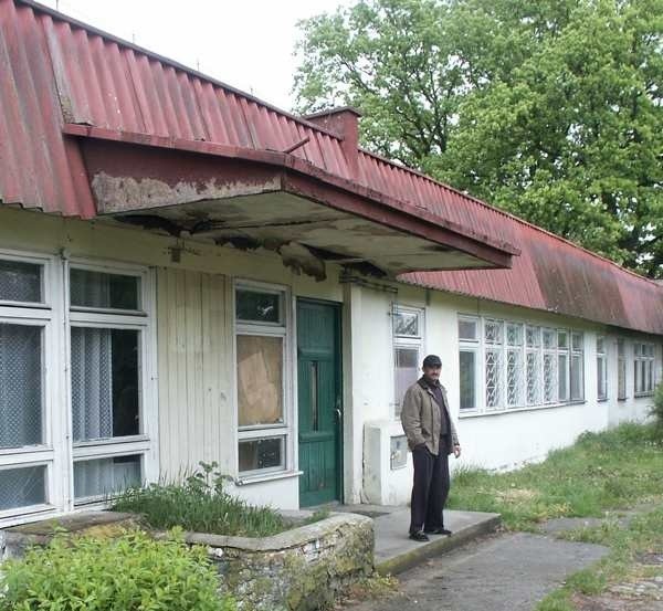 Ruinę w Mostkowie gmina chce zamienić w budynek z mieszkaniami socjalnymi. Bogdan Ziółkowski, który pilnuje obiektu, liczy, że dostanie jeden z lokali.