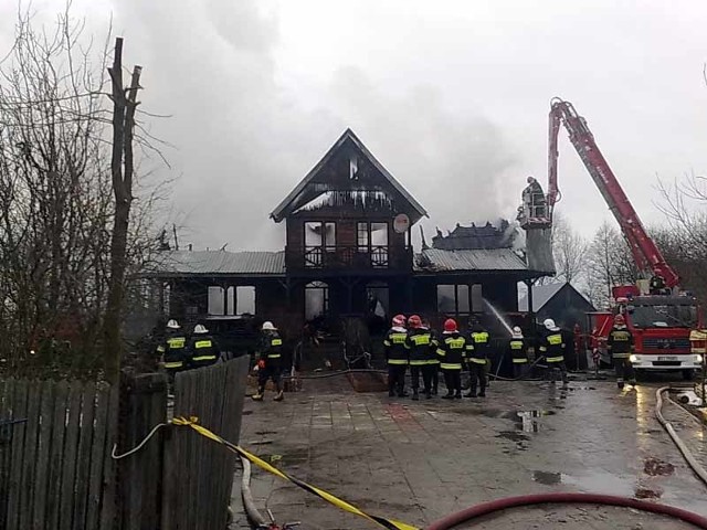 Strażacy walczą z pożarem drewnianego domu