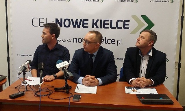 Od lewej: Patryk Cylara, lider projektu "Bezpieczny Czarnów", poseł Platformy Obywatelskiej Artur Gierada oraz kielecki radny z PO Jarosław Machnicki.