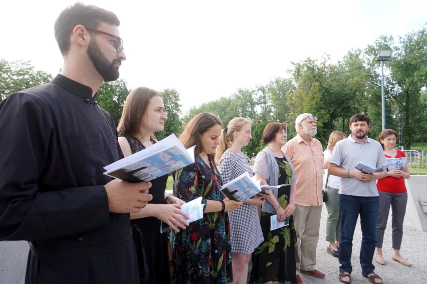 Lublin. Modlitwa pojednania przy pomniku Emiliana Kowcza na Majdanku. Zobacz