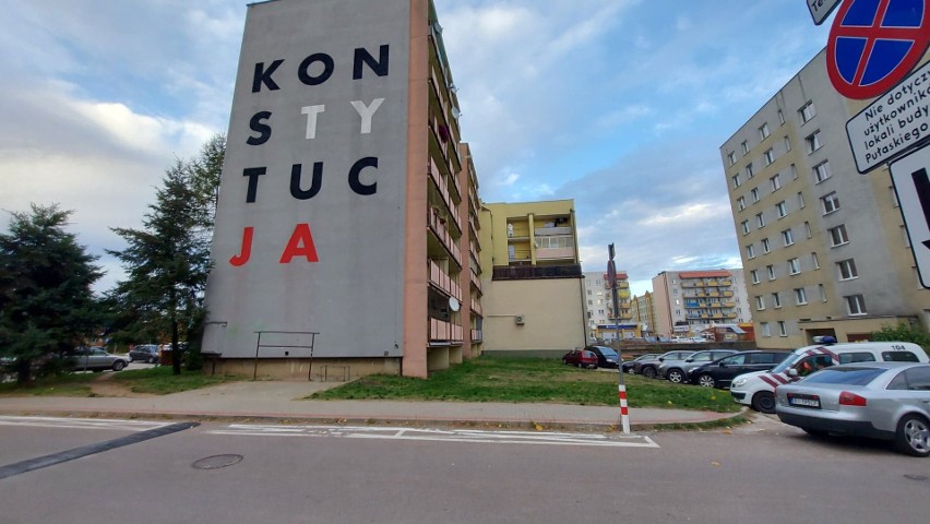 Mural Konstytucja na bloku przy Pułaskiego w Białymstoku...