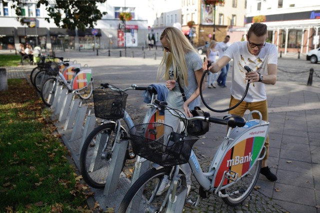 Wypożyczalnia rowerów na placu Wolności w Opolu.