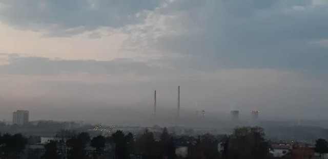 Smog w woj. śląskim. Jakość powietrza w województwie śląskim nie jest zbyt dobra. Postanowiliśmy sprawdzić, w których miejscach w regionie normy są przekroczone. Oparliśmy to wszystko na danych udostępnionych przez stronę internetową airly.pl. Sprawdź, gdzie powietrze jest najgorsze. Kliknij NASTĘPNE lub przesuń w PRAWO>>>