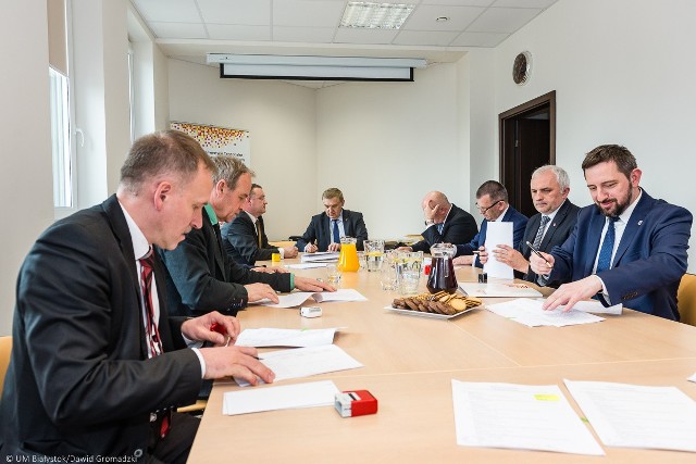 Prezydent Białegostoku Tadeusz Truskolaski i 9 partnerów podpisało porozumienie w sprawie projektu partnerskiego „Rozwój niskoemisyjnego transportu zbiorowego i rowerowego w Białostockim Obszarze Funkcjonalnym”