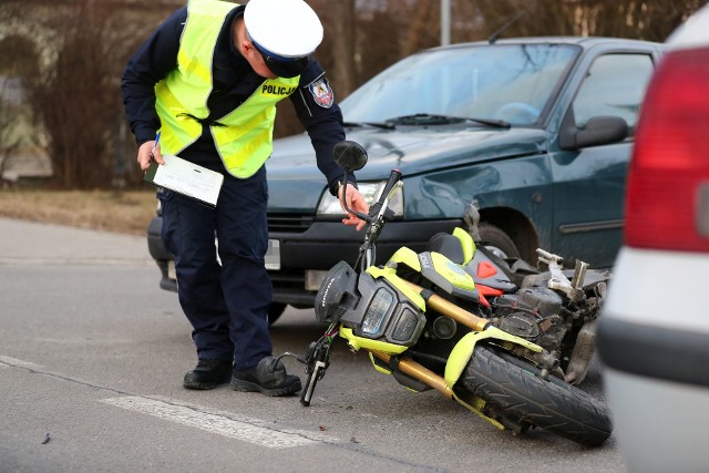 Policjant przy motocyklu potrąconym przez auto