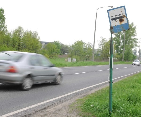 Spacer poboczem nie jest bezpieczny - mówią pracownicy.