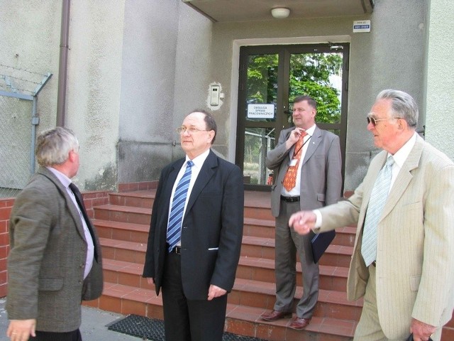 Oględziny budynku, w środku rektor prof. Romuald Poliński, z tyłu starosta Wiesław Siembida.