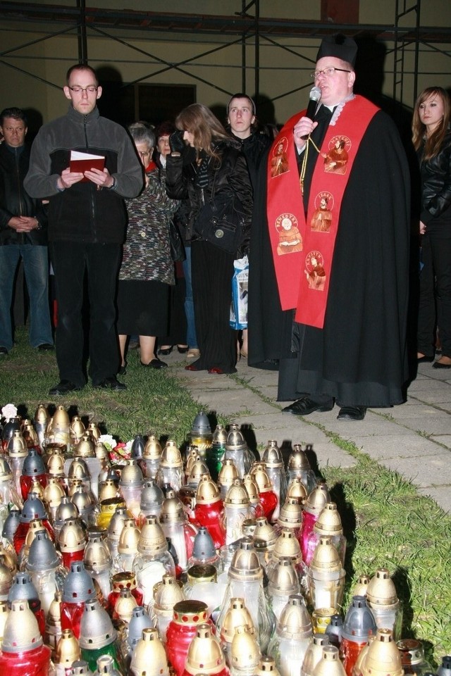Mszę i marsz żałobny zakończyła wspólna modlitwa przed kościołem-sanktuarium  pw. Pierwszych Męczenników Polski, prowadzona przez proboszcza ks. Marka Rogeńskiego Sac.