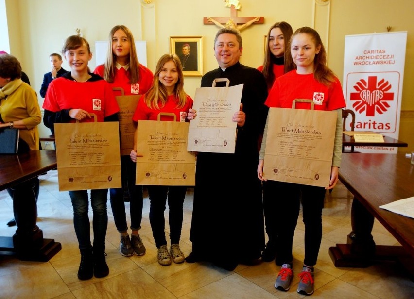 Caritas rozdaje torby i zachęca do pomagania