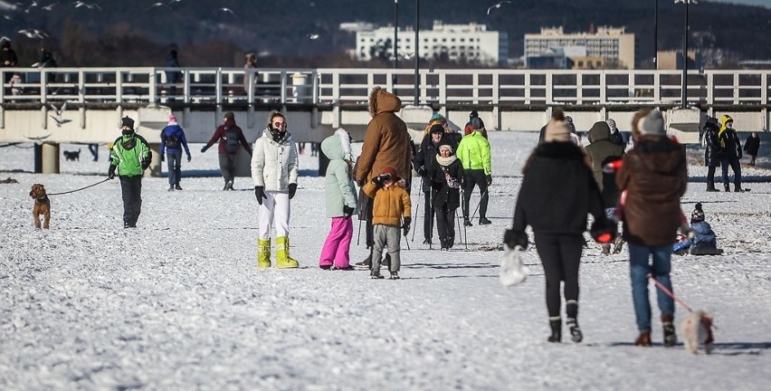 Słoneczna walentynkowa niedziela nad morzem. Zumba po plaży, spacer i morsowanie w Brzeźnie. Zdjęcia