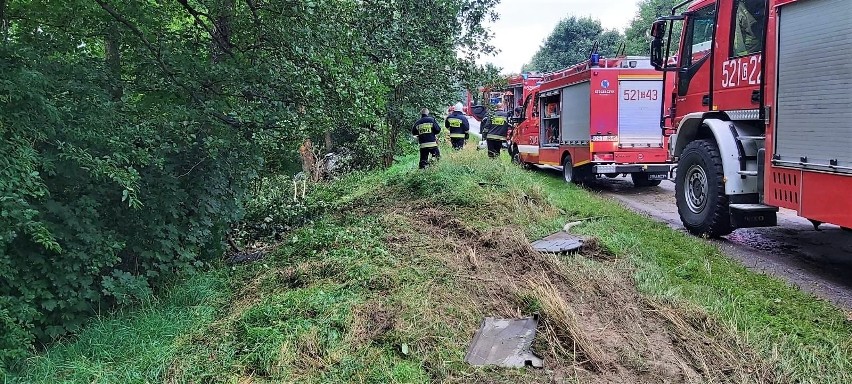 Tragiczny wypadek w Osieku. Auto wjechało w drzewo. Jedna osoba nie żyje, dwie zostały ranne 