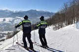 Na podhalańskie stoki narciarskie wyjechała policja na nartach