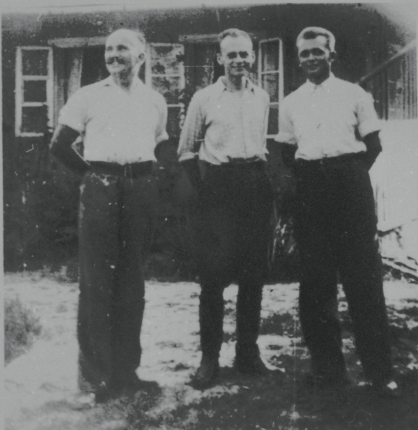 Od lewej: Jan Redzej, Witold Pilecki i Edward Ciesielski –...