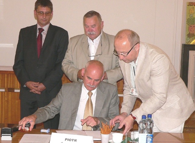Także Wiesław Skop, wójt Pacanowa, podpisał w środę umowę o przekazaniu przez marszałka sprzętu przeciwpowodziowego.