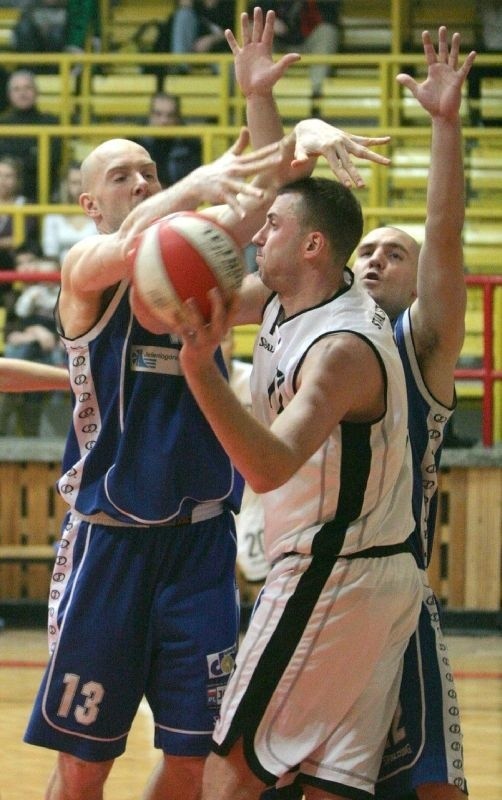 Koszykarze Stali Stalowa Wola (z piłką Tomasz Andrzejewski) w pierwszej rundzie play off zmierzą się z MOSiR Krosno.