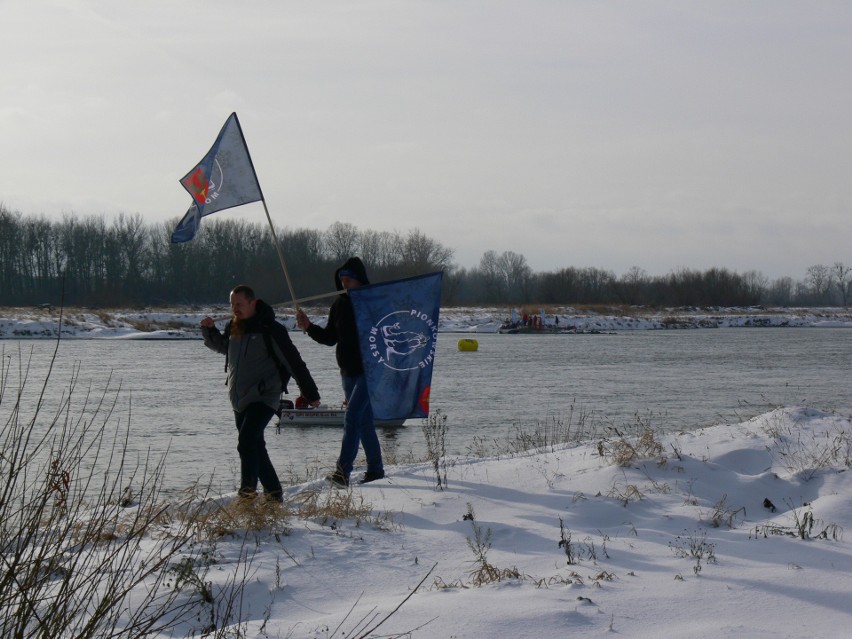 47 uczestników IV Zimowej Przeprawy Wisły Wpław w Sandomierzu. Morsom nie przeszkodził śnieg i zimny wiatr