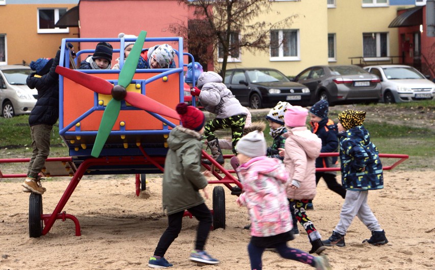 Dziś (piątek) oficjalnie do użytku oddano plac zabaw  za...