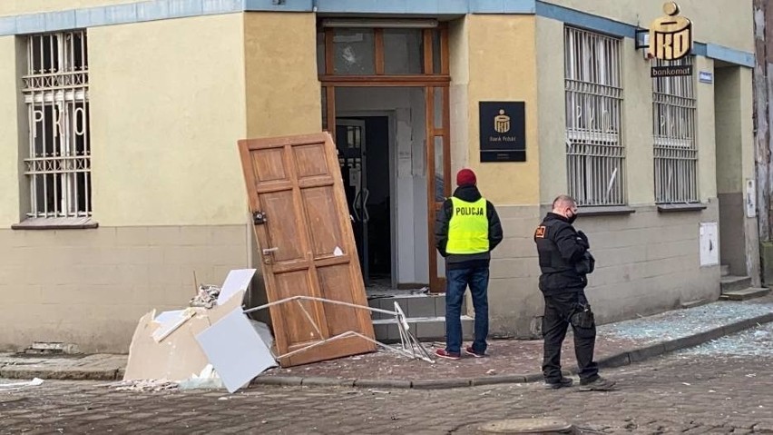 Nocna eksplozja w banku w Bierutowie. Co się tam wydarzyło? [ZDJĘCIA]