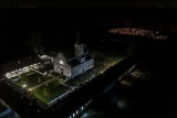 Pustelnia Złotego Lasu i cmentarz w Rytwianach nocą. Zobacz niesamowite zdjęcia z drona