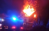 Pożar domu jednorodzinnego w Nowym Wiśniczu, ogień strawił poddasze i konstrukcję dachu. W akcji gaśniczej brało udział 43 strażaków