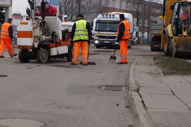 Trwa łatanie asfaltu na ulicy Podolskiej w Nysie, gdzie mieszkańcy skarżyli się na rozległe i głębokie dziury. W kolejce czekają ulice: Rodziewiczówny, Słowiańska i Długosza.