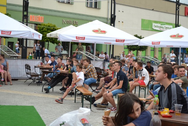 Popularnością cieszy się Strefa Kibica, którą Miejskie Centrum Kultury i Sportu zorganizowało na jaworznickim rynku. Kibice na razie oglądają w niej spotkania innych drużyn i z niecierpliwością oczekują wtorkowego spotkania Polski z Senegalem.