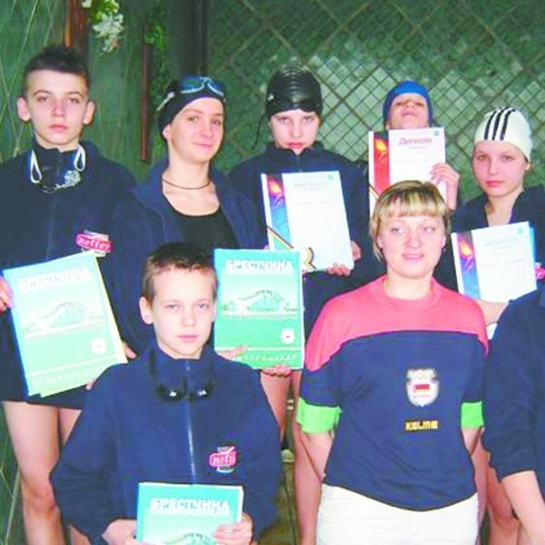 Ekipa bielskich pływaków ze zdobytymi mewdalami i dyplomami