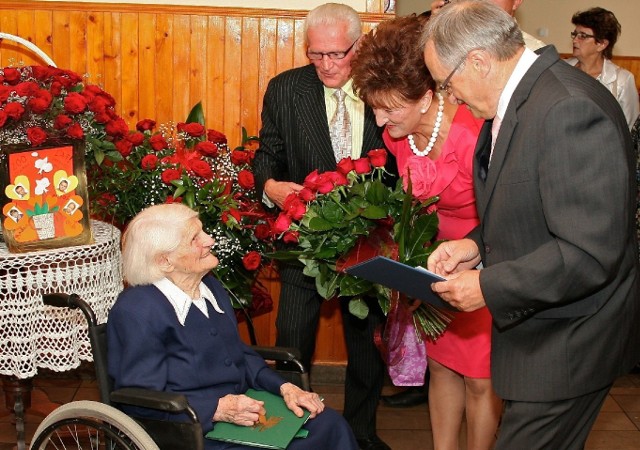 Życzenia z okazji 100. urodzin złożył Helenie Wróbel wójt Wiślicy Stanisław Krzak.