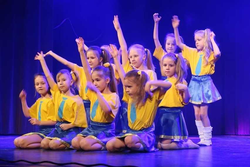 Setki tancerzy na scenie MOK w Żorach na przeglądzie Wisus Dance Studio - ZDJĘCIA