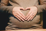 Zasiłek macierzyński w 2023 roku – komu przysługuje i na jakich warunkach? Wysokość świadczenia zależy od tych czynników