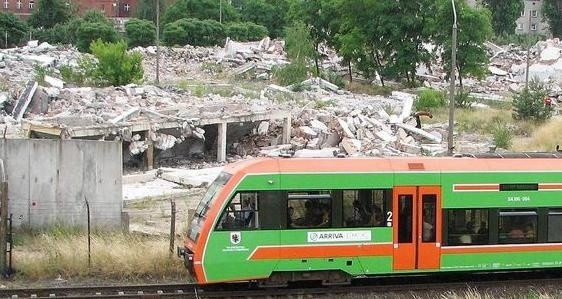 Okropny widok gruzowiska widzą z okien nie tylko jadący samochodami Drogą Łąkową, ul. Chełmińską czy Hallera ale także pasażerowie pociągów