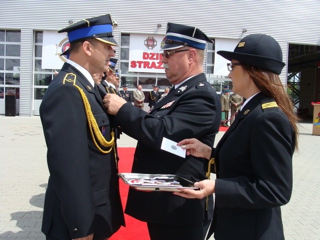 Strażacka uroczystość odbyła się na placu, przed komendą powiatową straży pożarnej. Funkcjonariusze otrzymali medale, awanse i odznaczenia.