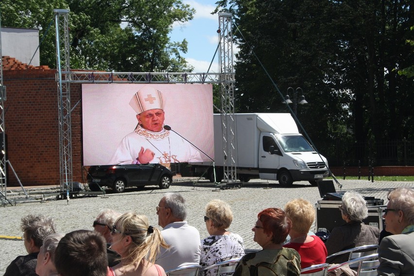 Mszę z okazji oficjalnego otwarcia kaplicy sprawowali dwaj...