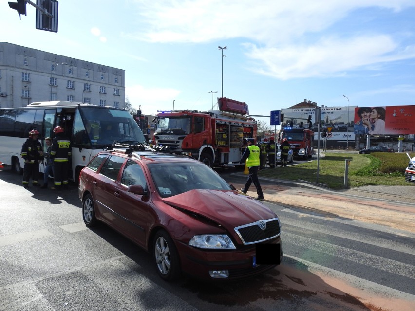 Białystok. Wypadek w centrum Białegostoku. Na Placu Niepodległości bus z pasażerami zderzył się ze skodą [ZDJĘCIA]