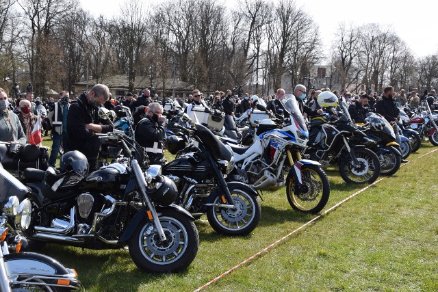 Zdaniem prokuratury w mszy świętej 11 kwietnia uczestniczyło 7 tysięcy motocyklistów, co było zgodne z obowiązującymi wówczas przepisamiZobacz kolejne zdjęcia. Przesuwaj zdjęcia w prawo - naciśnij strzałkę lub przycisk NASTĘPNE