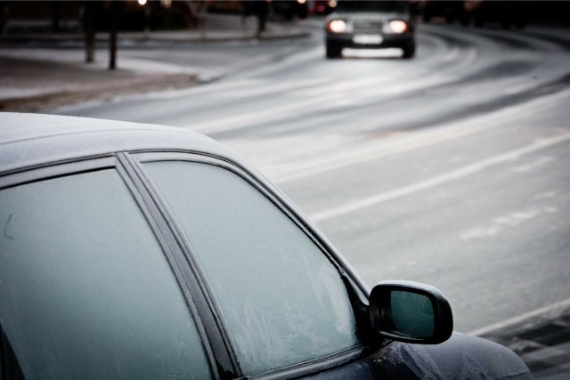 - Prognozuje się zamarzanie mokrej nawierzchni dróg i chodników po opadach deszczu ze śniegiem i mokrego śniegu powodujące ich oblodzenie. Temperatura minimalna od -4°C do -1°C, temperatura minimalna przy gruncie od -6°C do -2°C