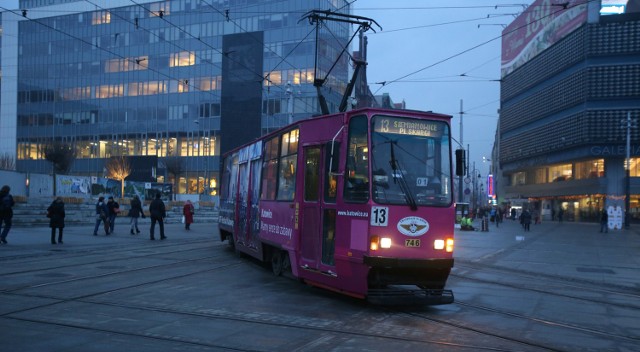 Kolędowe zapowiedzi przystanków w Tramwajach Śląskich. Kliknij i posłuchaj:Będzin ZamekBytom plac SikorskiegoChorzów RynekCzeladź TargowiskoDąbrowa Górnicza Gołonóg CentrumKatowice plac MiarkiKatowice RondoKatowice RynekKatowice Załęże WiśniowaKoniec jazdyMysłowice Komenda PolicjiRuda Śląska Chebzie pętlaSosnowiec Dworzec PKPZabrze plac Wolności