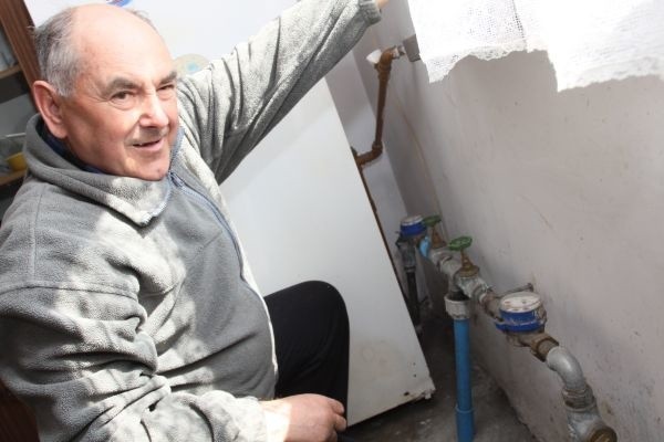 Wiesław Chodor uważa, że drugi licznik wody w jego domu został wstawiony bezprawnie. - Sąsiad powinien sam podłączyć się do wodociągu - mówi.