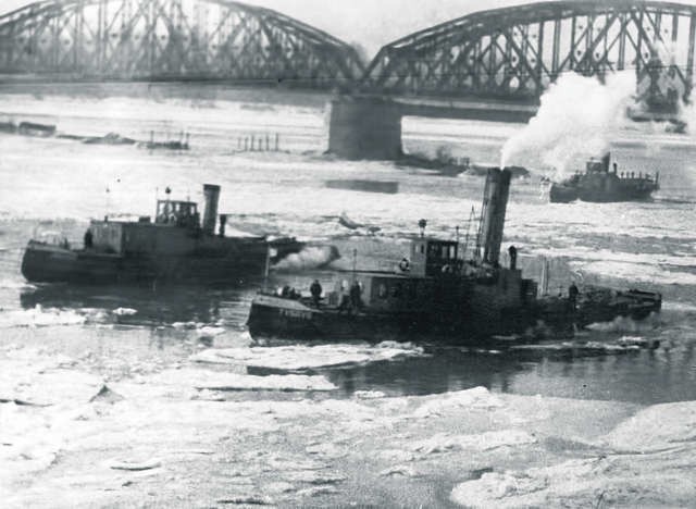 „Tygrys”, „Jaguar” i „Pantera” walczą z lodem pod toruńskim mostem kolejowym w latach 50. ubiegłego wieku Fot. ze zbiorów autora