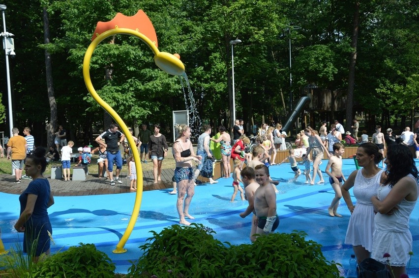 Tłumy w wodnym parku zabaw w Stalowej Woli. Przedłużono godziny otwarcia [ZDJĘCIA]