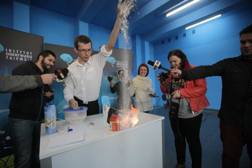 Wybuchająca mąka eksperyment fizyczny