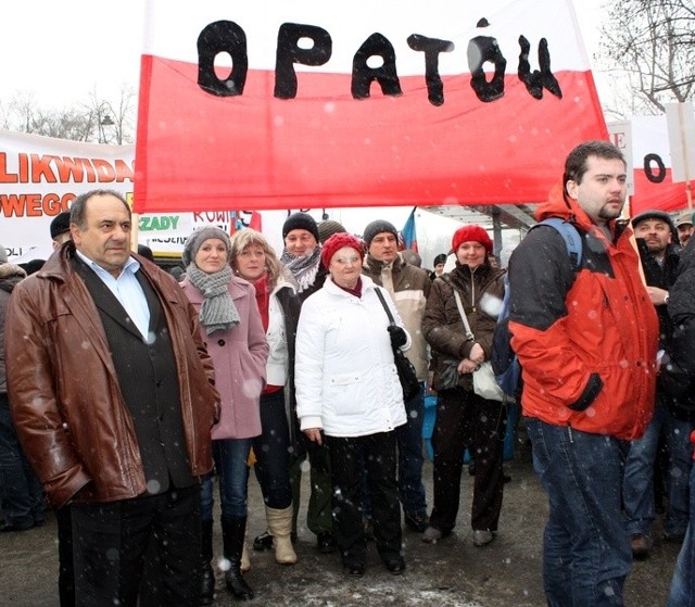 W marcu tego roku przedstawiciele powiatów województwa świętokrzyskiego, w których planowano reorganizację sądów, pikietowali pod gmachem Ministerstwa Sprawiedliwości w Warszawie. Obecność mieszkańców Opatowa była podkreślona dość mocno.