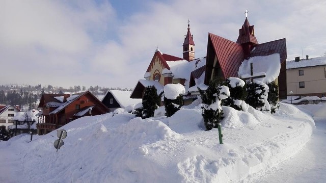 Zima w Zwardoniu 2019 jest śnieżna i mroźna. W Beskidach spadło mnóstwo śniegu, i choć w niższych regionach biała pokrywa zdążyła się już roztopić, w Beskidzie Śląskim i Żywieckim śniegu ciągle jest bardzo dużo