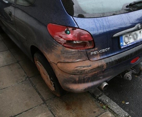 Peugeot uderzył w budynek na Niemodlińskiej w Opolu